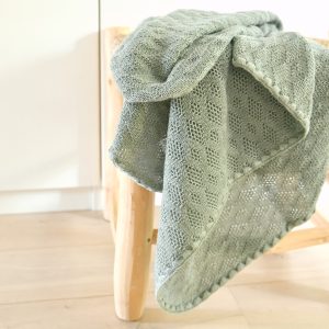 Couverture bébé en laine mérinos bio (maille tricot) – vert sauge Disana