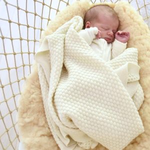 Couverture bébé en laine mérinos bio (maille nid d’abeille) – écru Disana