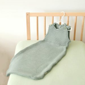 Gigoteuse sans manche en laine mérinos tricotée bio – vert sauge Disana